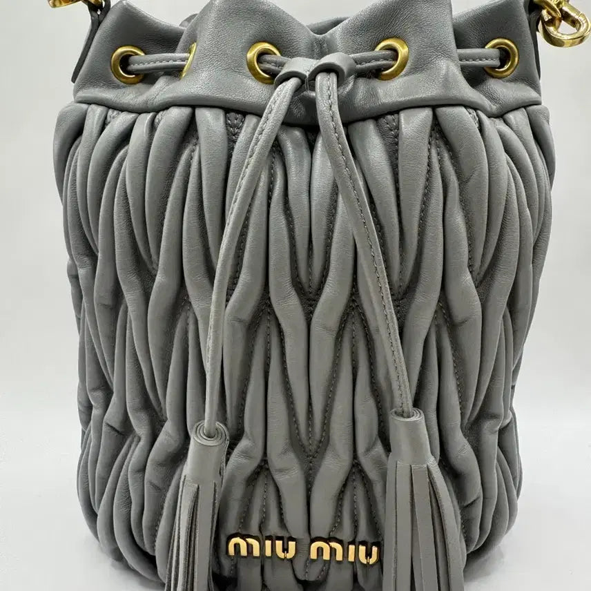 [SOLD OUT] 미우미우 마테라쎄 버킷백 그레이 금장 상태좋음