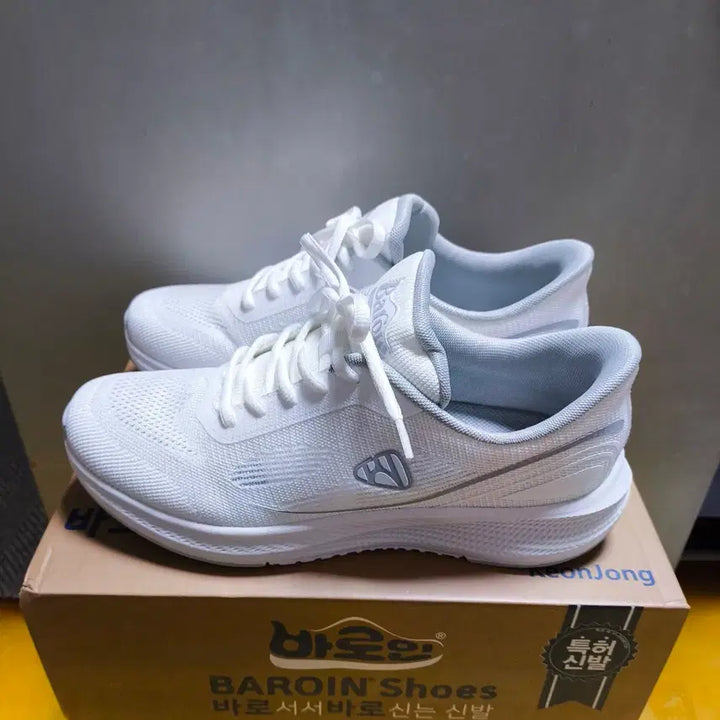[SOLD OUT] (새상품)275사이즈 런닝화 신기 편한 특허 운동화 프로월드컵