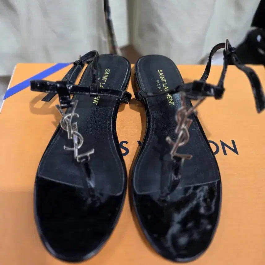 [BUNJANG] Saint Laurent Cassandra Patent Leather Flat Sandals / 245]생로랑(Saint Laurent)카산드라 페이턴트 가죽 플랫 샌들