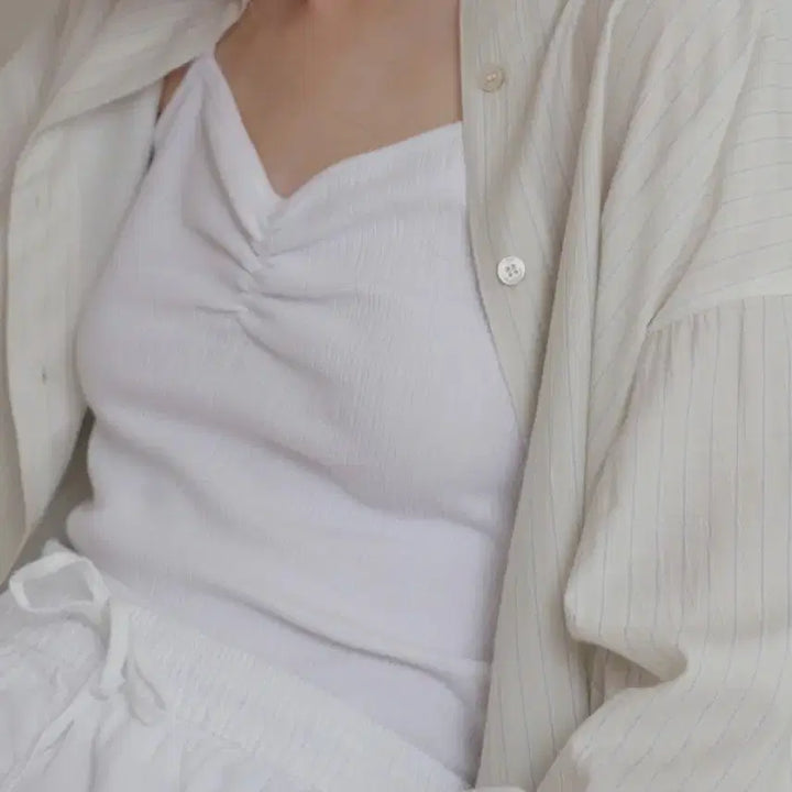 [BUNJANG] Lettera Wrinkle Sleeveless Top / 레테라 윙클 슬리브리스