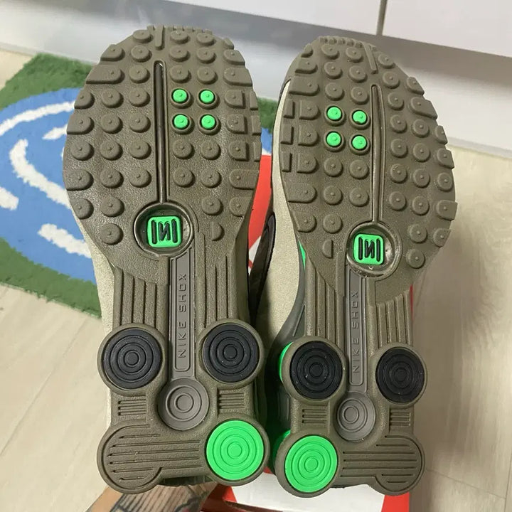 [BUNJANG] Nike Shox R4 Olive Khaki Sneakers / [새상품] 나이키 샥스 R4 올리브카키 그린쇼크 235