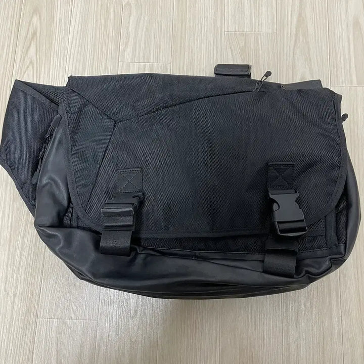 [BUNJANG] Monster Republic Compound Messenger Bag / 몬스터리퍼블릭 메신저백