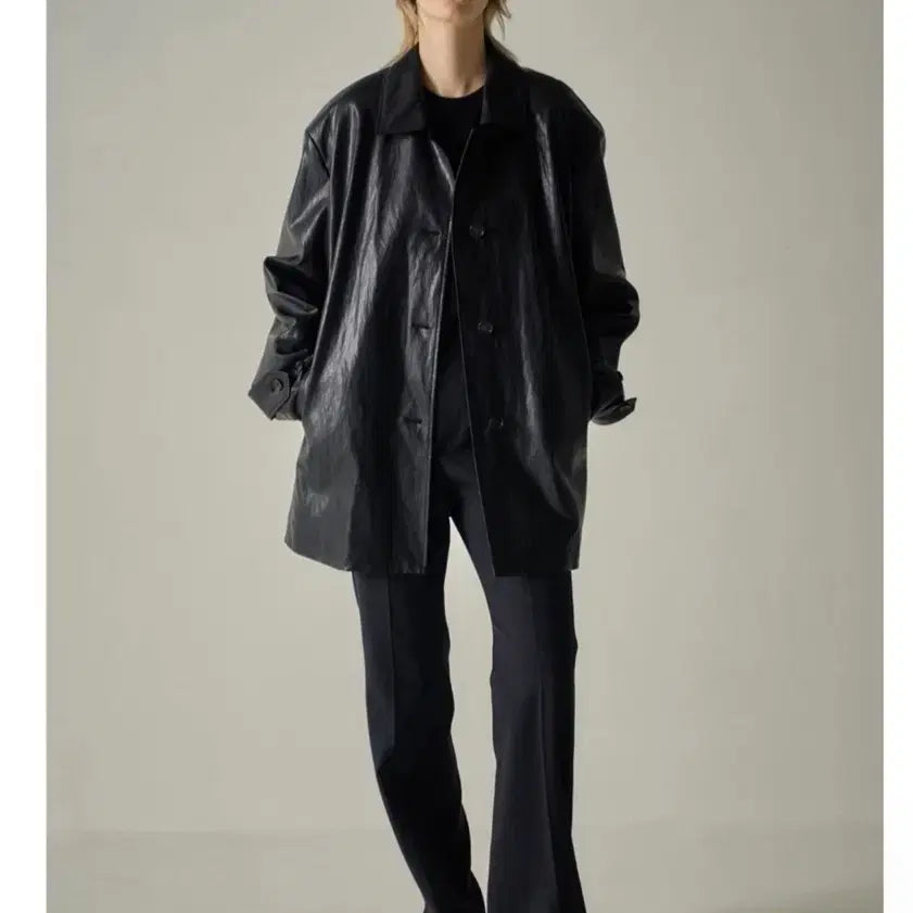 [SOLD OUT] 파사드패턴 레더 하프 코트 블랙