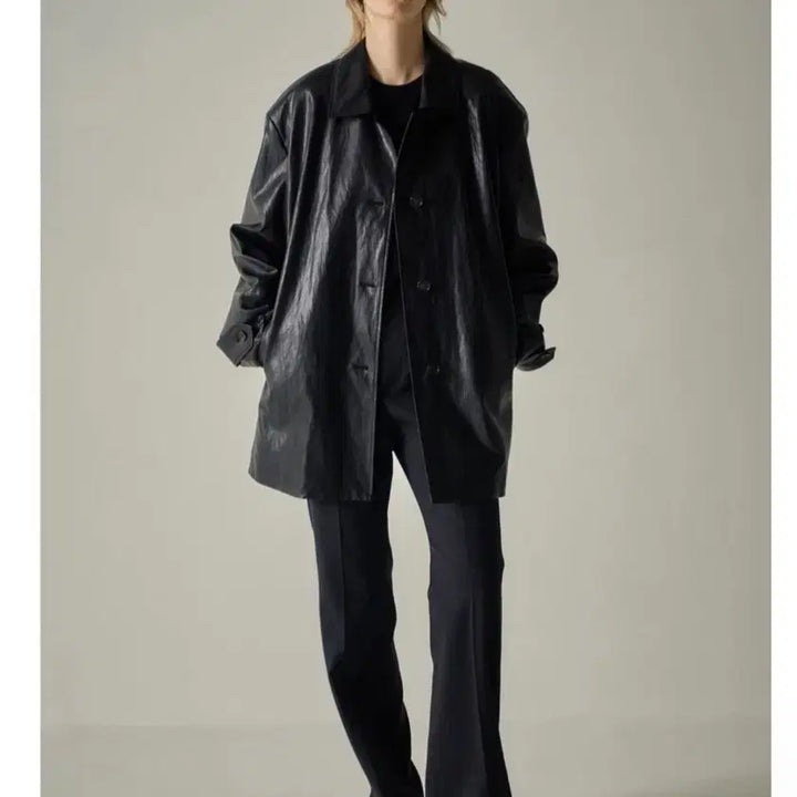 [SOLD OUT] 파사드패턴 레더 하프 코트 블랙