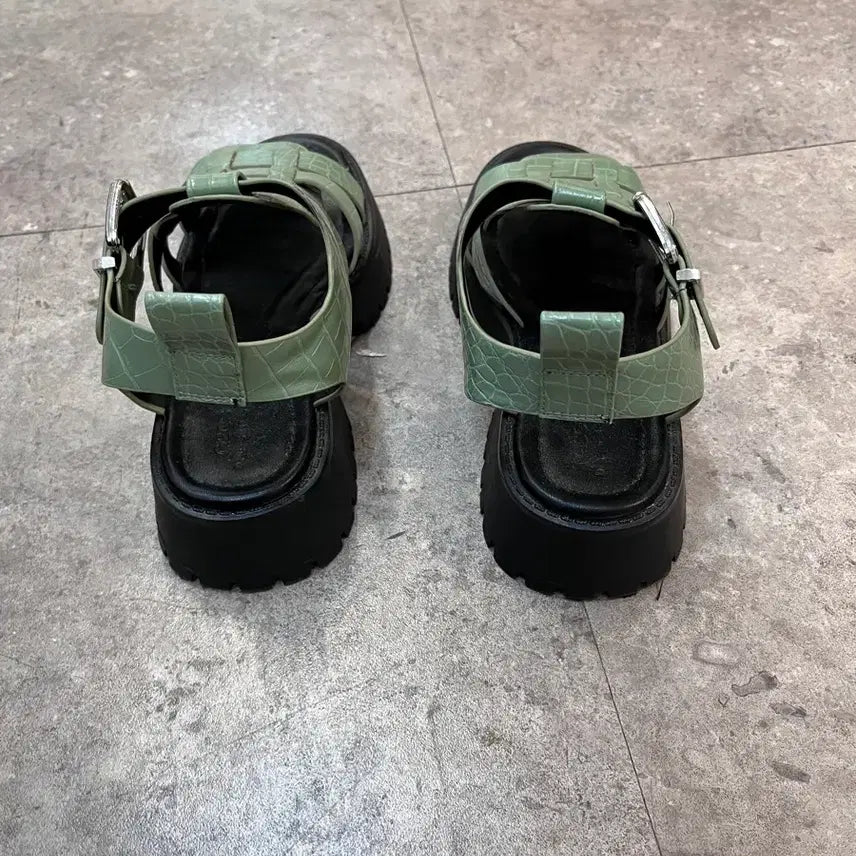 [SOLD OUT] 민트 크로커 샌들 플랫폼 240