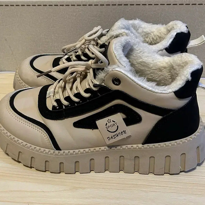 [BUNJANG] Ivory Fur Lined Sneakers / 아이보리 퍼 안감 운동화
