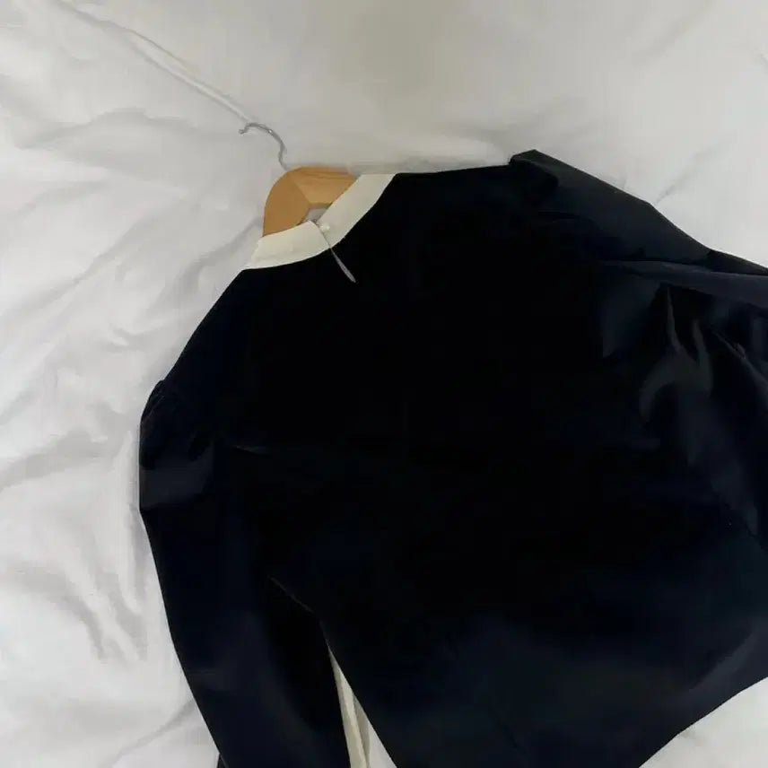 [BUNJANG] Gold Button Blouse and Mini Skirt Two-Piece Set / 하객룩 금장 블라우스 미니스커트 투피스 세트