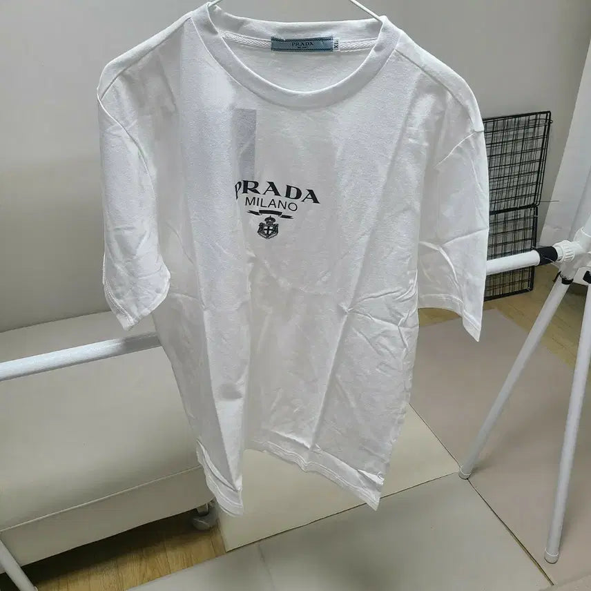 [BUNJANG] 프라다  반팔 티셔츠가운데로고남여새옷새거에요 / 프라다  반팔 티셔츠가운데로고남여새옷새거에요