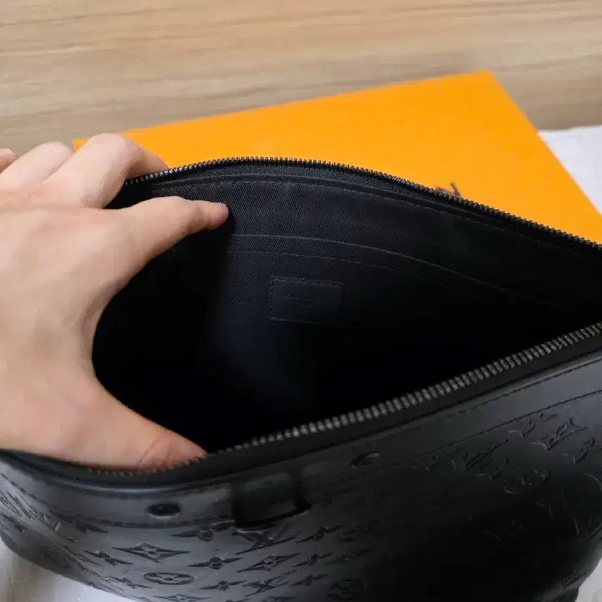 [SOLD OUT] 루이비통 쉐도우 포쉐트  모노그램 클러치 블랙