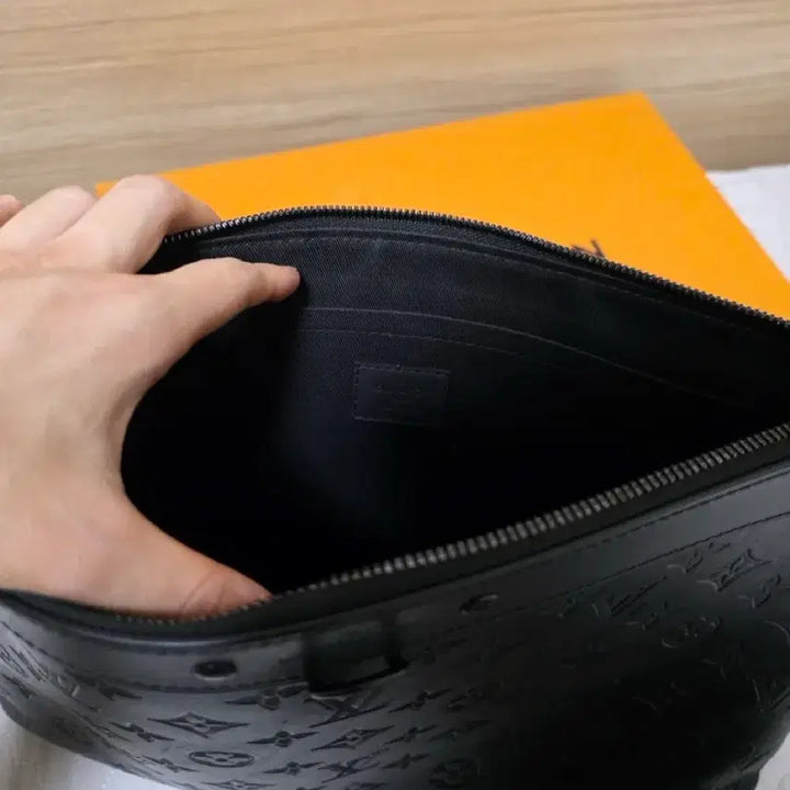 [SOLD OUT] 루이비통 쉐도우 포쉐트  모노그램 클러치 블랙