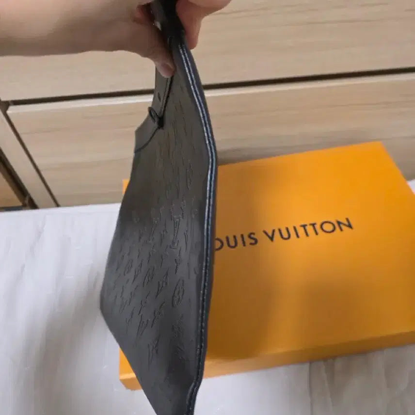 [SOLD OUT] 루이비통 쉐도우 포쉐트  모노그램 클러치 블랙