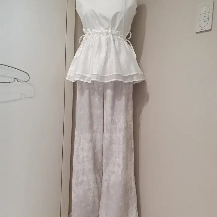 [BUNJANG] White Lace Strap Sleeveless Blouse / 화이트 레이스 끈 민소매 블라우스