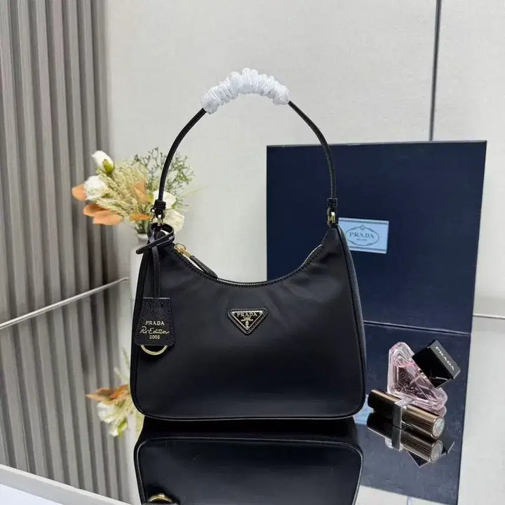 [SOLD OUT] 백화점에서 구매한 PRADA 프라다 Re-Edition 2005 숄더/핸