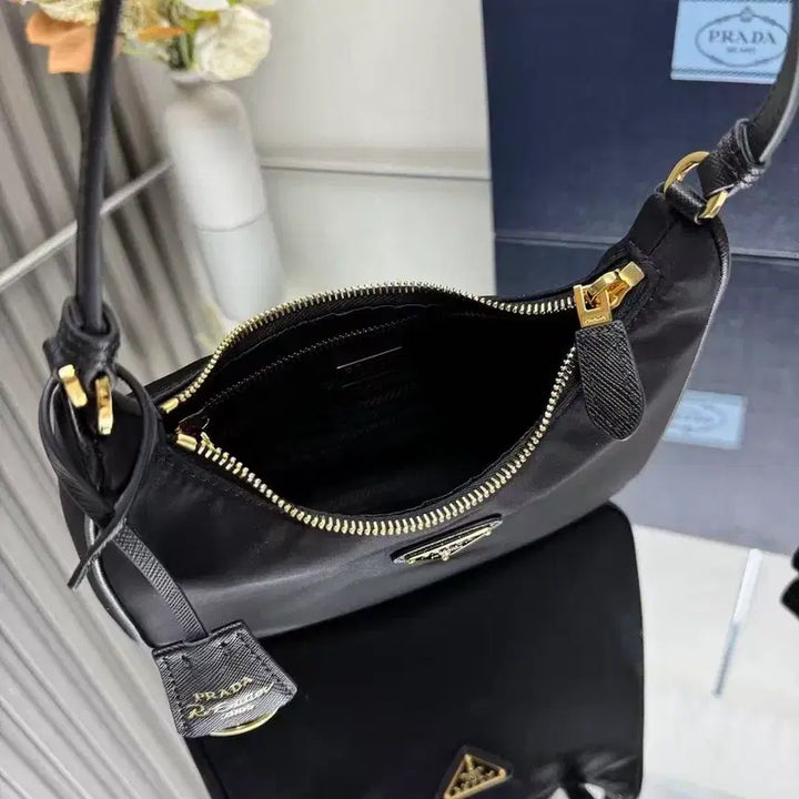 [SOLD OUT] 백화점에서 구매한 PRADA 프라다 Re-Edition 2005 숄더/핸
