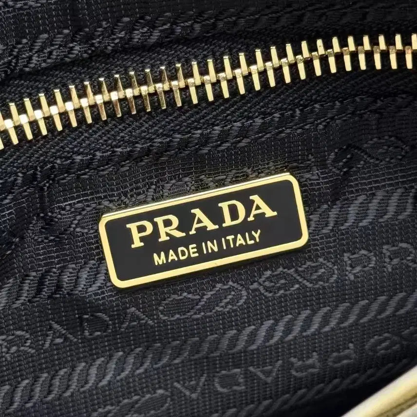[SOLD OUT] 백화점에서 구매한 PRADA 프라다 Re-Edition 2005 숄더/핸