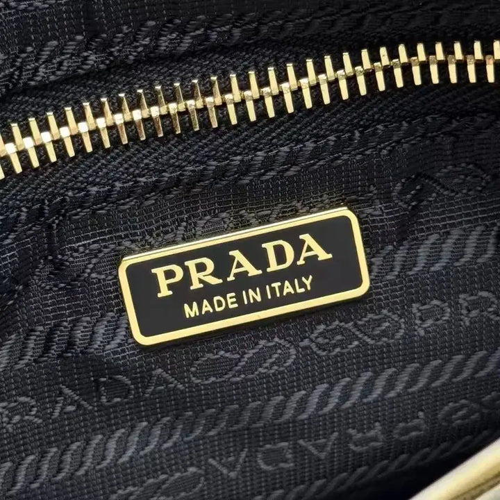 [SOLD OUT] 백화점에서 구매한 PRADA 프라다 Re-Edition 2005 숄더/핸