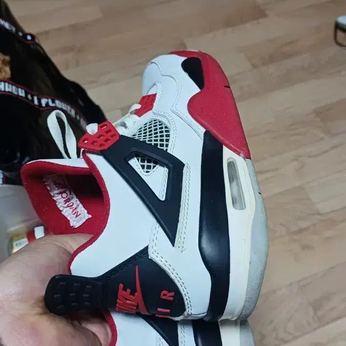 [BUNJANG] Nike Air Jordan 4 Fire Red Sneakers / 나이키 에어 조던4 파이어. 레드  화이트/레드  255mm