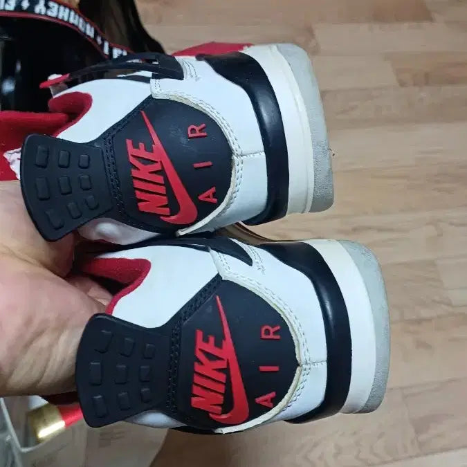 [BUNJANG] Nike Air Jordan 4 Fire Red Sneakers / 나이키 에어 조던4 파이어. 레드  화이트/레드  255mm