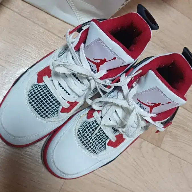 [BUNJANG] Nike Air Jordan 4 Fire Red Sneakers / 나이키 에어 조던4 파이어. 레드  화이트/레드  255mm