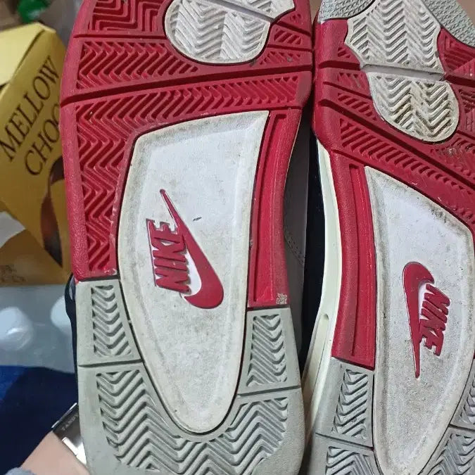 [BUNJANG] Nike Air Jordan 4 Fire Red Sneakers / 나이키 에어 조던4 파이어. 레드  화이트/레드  255mm