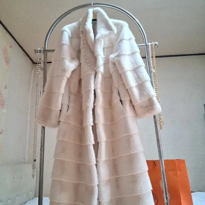 [SOLD OUT] 옅은그레이톤아이보리 퍼 롱코트