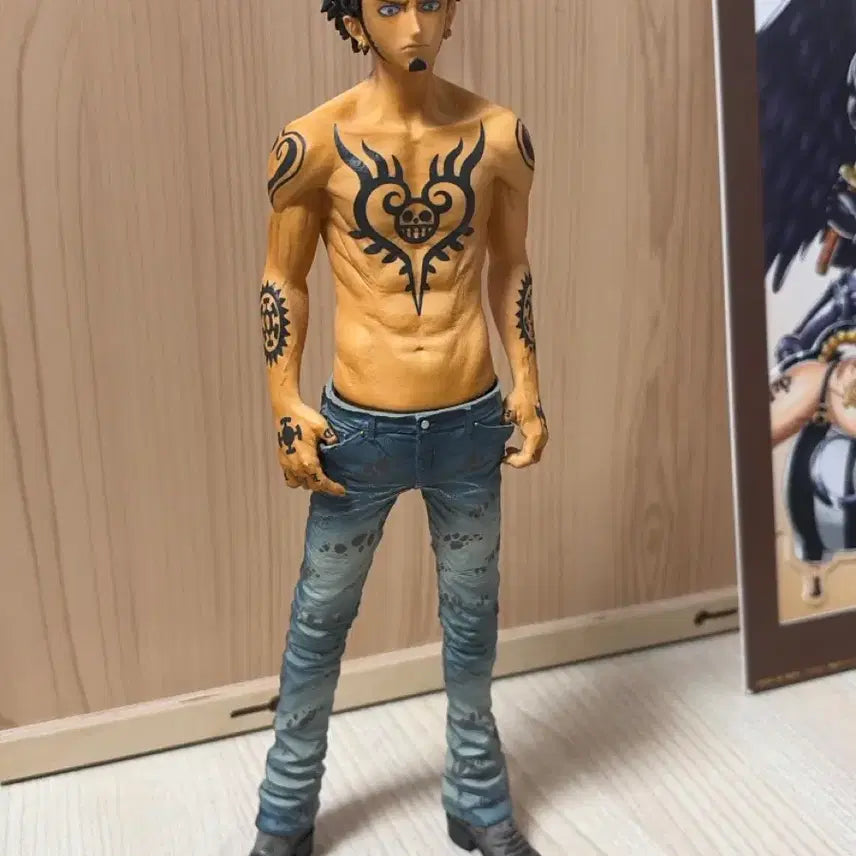 [SOLD OUT] 원피스 트라팔가 로우 킹오브아티스트 피규어