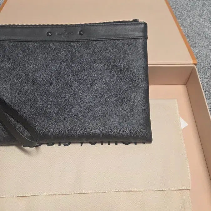 [BUNJANG] Louis Vuitton Monogram Eclipse To Go Clutch Bag / 정품 A+루이비통 블랙 모노그램 투고 클러치 백