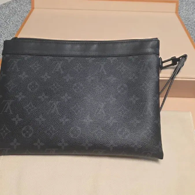 [BUNJANG] Louis Vuitton Monogram Eclipse To Go Clutch Bag / 정품 A+루이비통 블랙 모노그램 투고 클러치 백