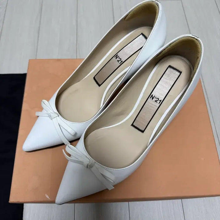 [SOLD OUT] N21 펌프스 37사이즈