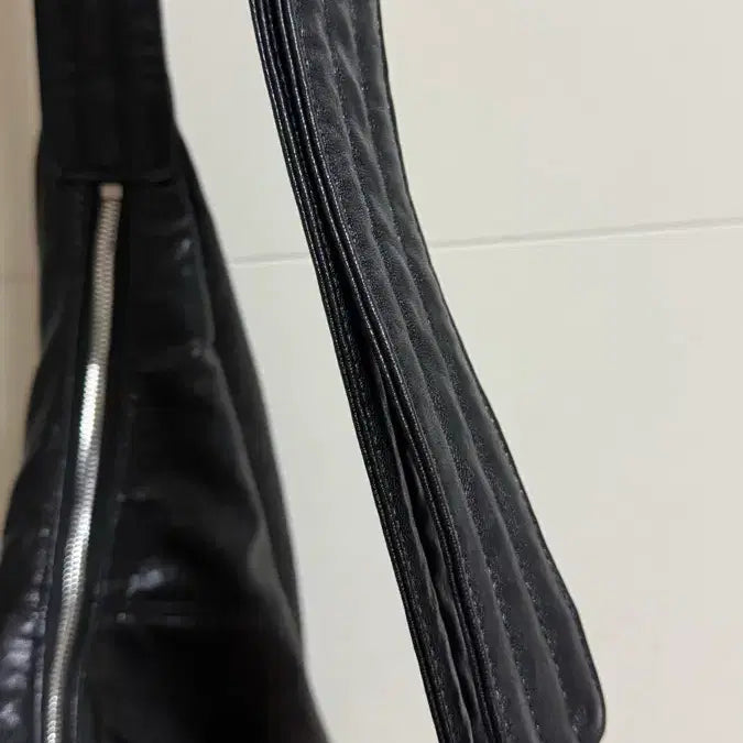[SOLD OUT] 매드고트 스플릿 하프문 메신저백 블랙