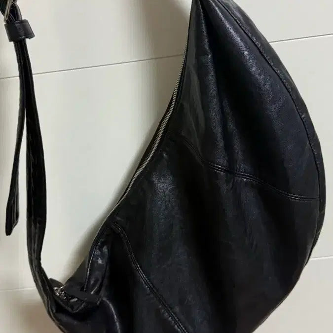 [SOLD OUT] 매드고트 스플릿 하프문 메신저백 블랙