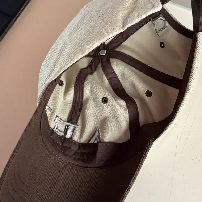 [SOLD OUT] 급처 상태굿) 아에이오우 로고 볼캡 모자 카키색 갈색