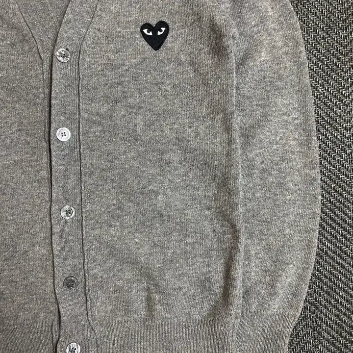 [BUNJANG] Comme des Garçons Play Black Heart Patch Cardigan / 꼼데가르송 플레이 블랙와펜 가디건 M