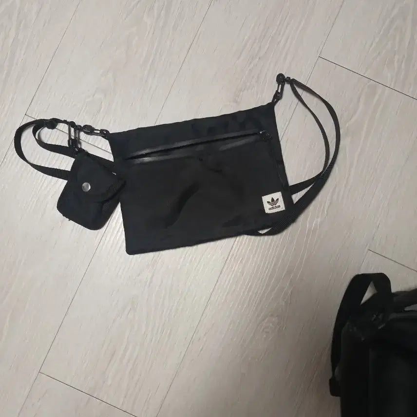 [SOLD OUT] 아디다스 블랙 미니 크로스백