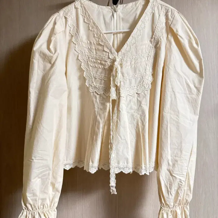 [BUNJANG] Byssiny Melio Blouse (Cream) / 바이씨니 멜리오 블라우스(크림)