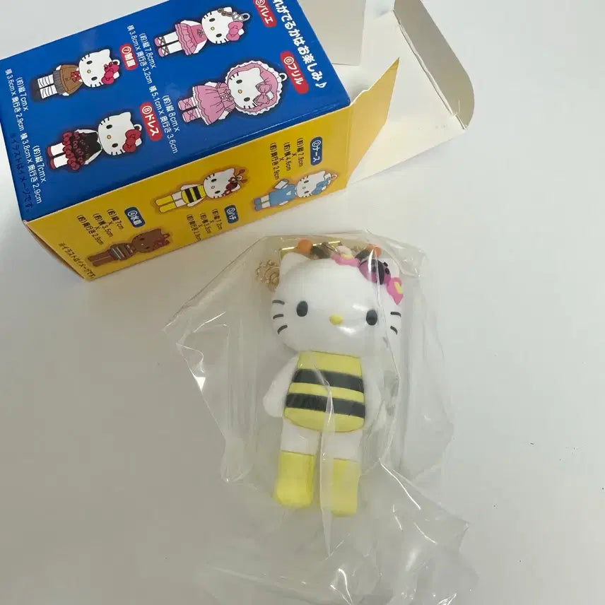 [BUNJANG] Hello Kitty 50th Anniversary Mascot Figure Keyring / (단순개봉) 꿀벌 키티 50주년 전시회 마스코트 랜덤 피규어 키링