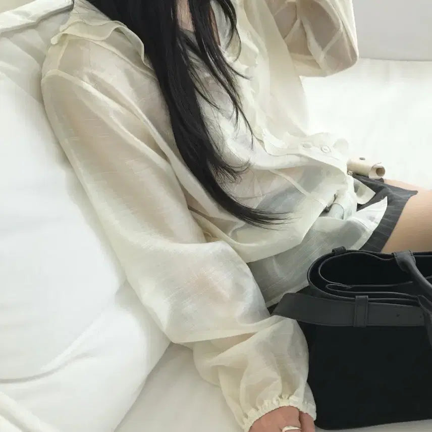 [SOLD OUT] 어반더스 프릴 새틴 블라우스