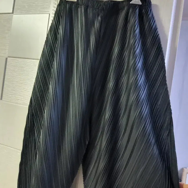 [SOLD OUT] 플리츠 주름 와이드 블랙 바지