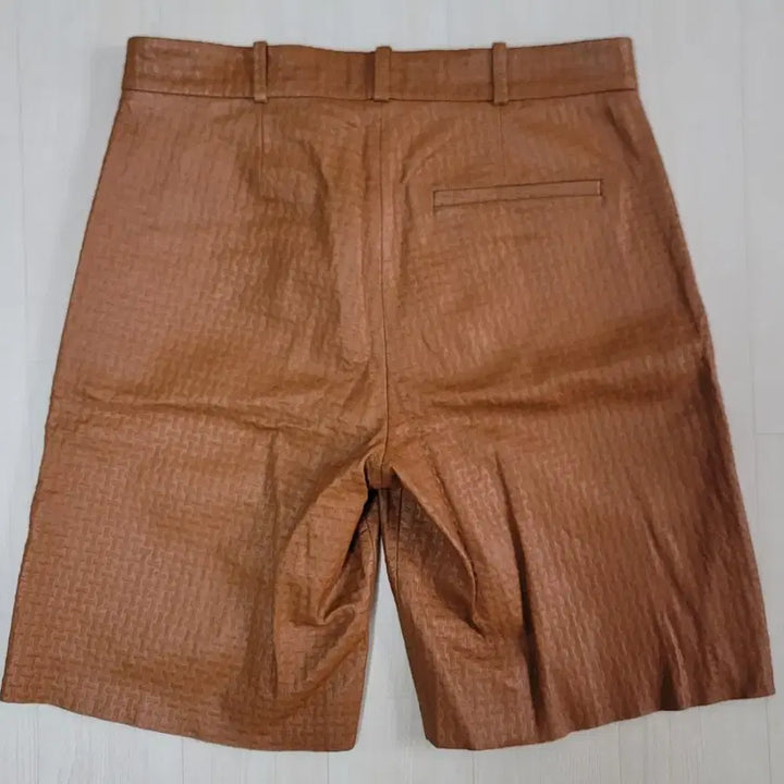 [BUNJANG] COS Atelier Embossed Bermuda Leather Shorts / (29)COS 아틀리에 엠보스드 버뮤다 가죽 반바지 판매합니다