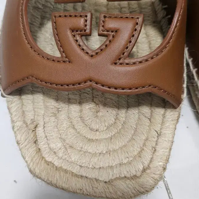 [BUNJANG] Gucci Interlocking G Cutout Slides Brown / 구찌 인터로킹 G 컷아웃 슬라이드 브라운