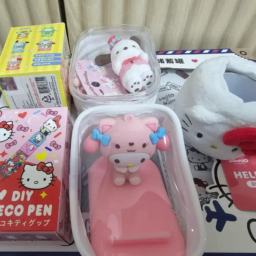 [BUNJANG] Sanrio Hello Kitty Flight Attendant Coin Bank + Keychain Set / 산리오 헬로키티 승무원 저금통 + 키링 증정 / 새상품 / 박스O