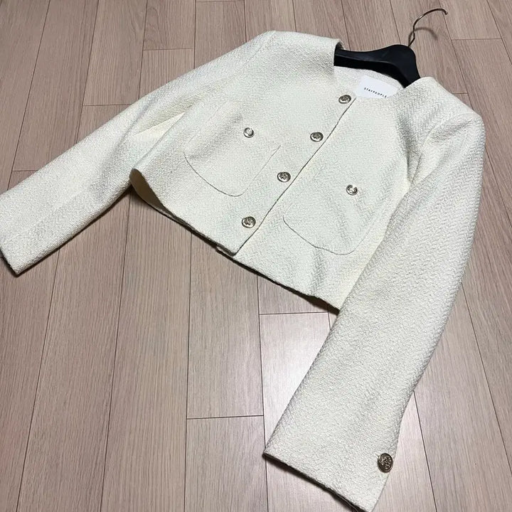 [BUNJANG] Stay People Cropped Tweed Jacket - Ivory / 23년 스테이피플 크롭 트위드 자켓 아이보리노카라라운드넥금장하객룩오피스룩
