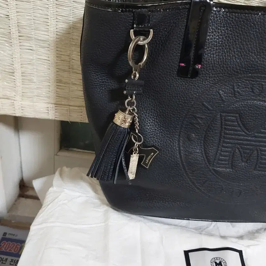 [BUNJANG] Metrocity Black Tote Bag with Charm / 메트로시티 블랙 토트백 가방 참 장식