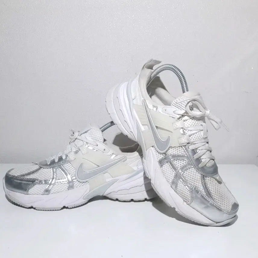 [SOLD OUT] 나이키 우먼 V2K 러닝화(245)