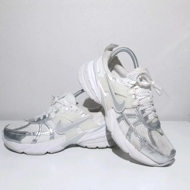 [SOLD OUT] 나이키 우먼 V2K 러닝화(245)