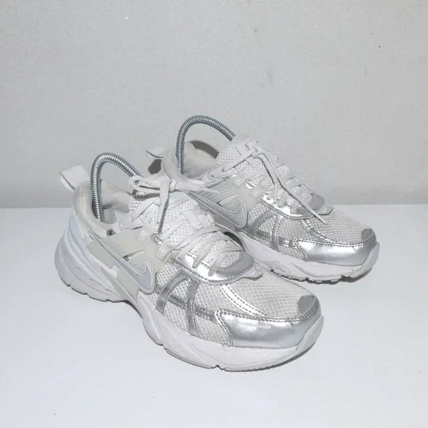 [SOLD OUT] 나이키 우먼 V2K 러닝화(245)
