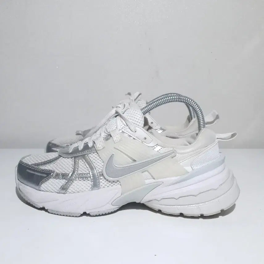 [SOLD OUT] 나이키 우먼 V2K 러닝화(245)