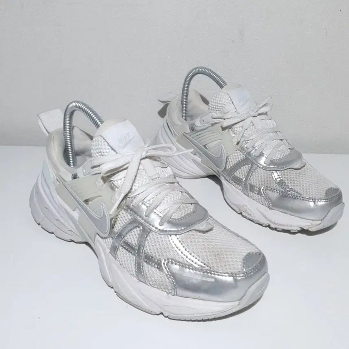 [SOLD OUT] 나이키 우먼 V2K 러닝화(245)