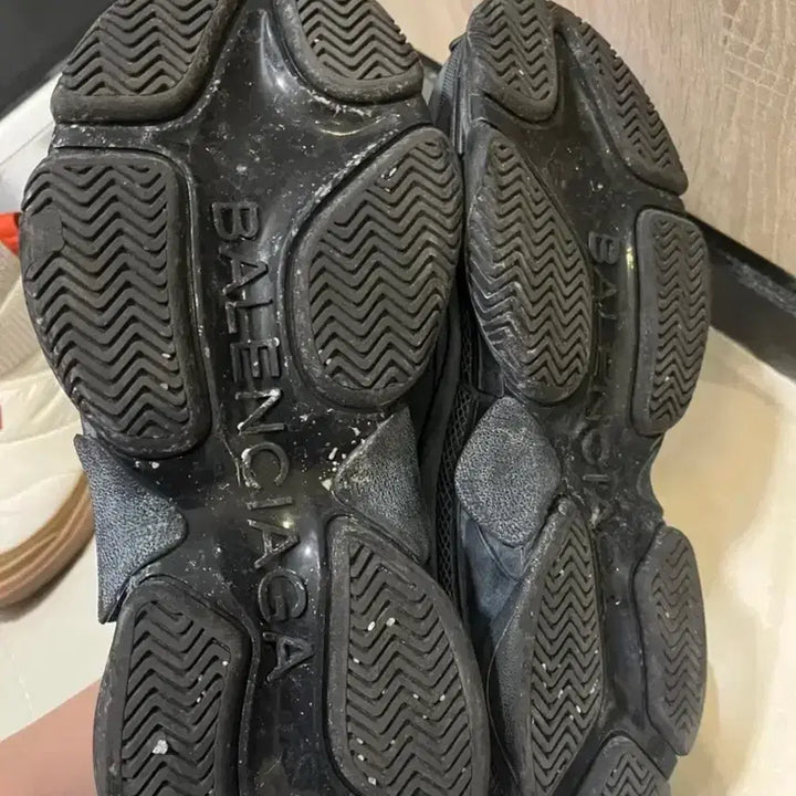 [BUNJANG] Balenciaga Triple S Dirty Black Sneakers / 발렌시이가 트리플s 더티블랙 41