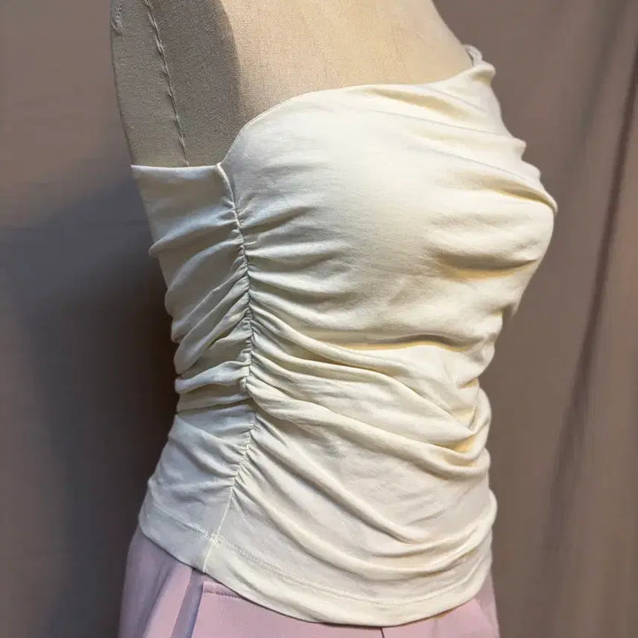 [BUNJANG] Thetis White Shirred Off-Shoulder Blouse / 더티스 화이트 셔링 오프숄더 블라우스(라벨컷)